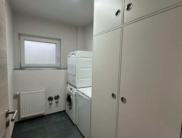 Hauswirtschaftsraum mit Waschmaschine und Trockner