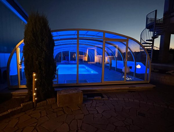 Pool bei Nacht