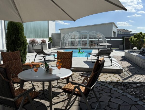 Außenbereich mit Pool